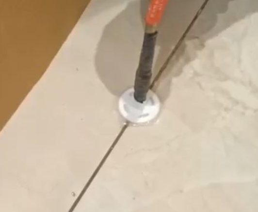 明山瓷砖空鼓维修公司专业解答瓷砖在铺贴过程中，如果没有涂抹均匀到位的粘结材料（如水泥砂浆或瓷砖胶），可能会导致以下问题